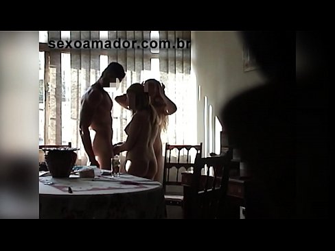 ❤️ Inimbitahan ng mga sex friends ang isang higanteng lalaki at isang threesome kasama niya ❤️ Porn video sa amin