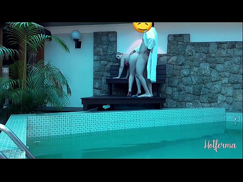 ❤️ Inaanyayahan ni Boss ang kasambahay sa pool, ngunit hindi napigilan ang init ❤️ Porn video sa amin
